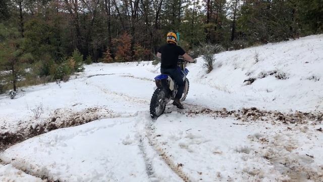 Looping a YZ 250 in the Snow смотреть онлайн