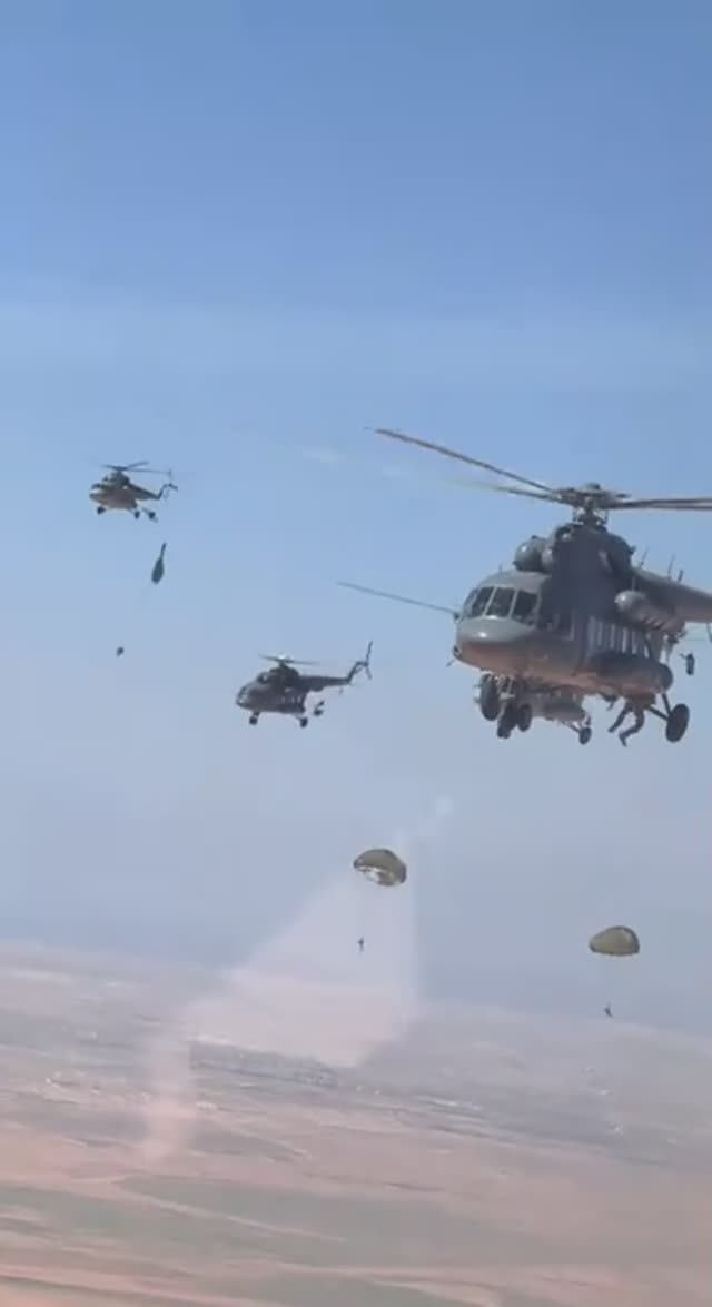 Массовое десантирование с Ми-8МТВ-5, время и десантирующиеся неизвестны . смотреть онлайн