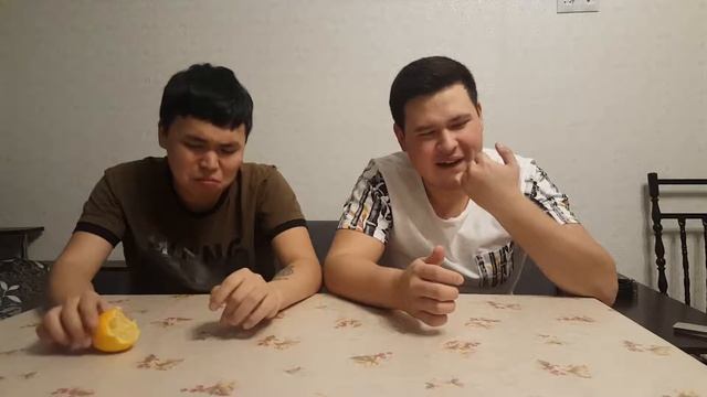 LEMON EAT OFF CHALLENGE//ЧЕЛЛЕНДЖ С ЛИМОНОМ + спрайт с мазиком смотреть онлайн