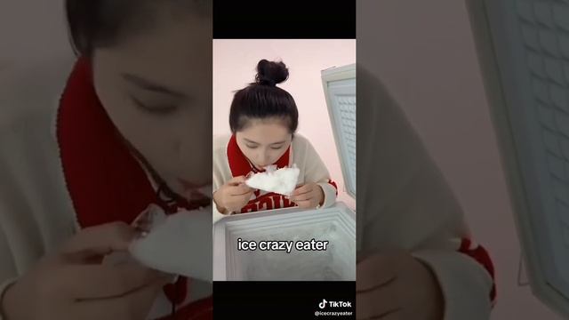 грызёт ледяные глыбы из морозилки! смотреть онлайн