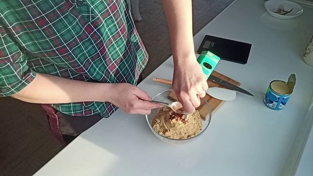 Быстрый десерт из печенья - шоколадная колбаска, по вкусу похожая на Твикс// смотреть онлайн