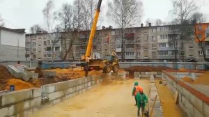 Как опустить трактор в котлован 2. Кран 25 тонн.