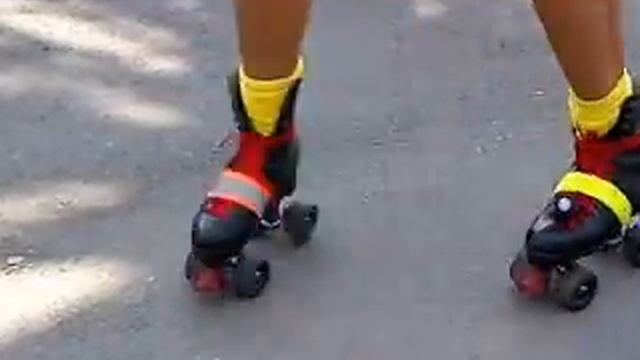 Roller Skate Girl Barcelona June2012 by Manu смотреть онлайн