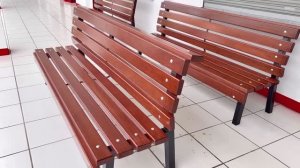 Простая скамейка на металлическом каркасе своими руками