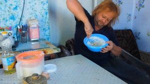 Едим да спим Проще некуда ПОКАЗЫВАЮ КАК ЕСТЬ ДА СПАТЬ ЖИВЯ В ДЕРЕВНЕ влог ПОДВАЛ ИЛЬИЧА