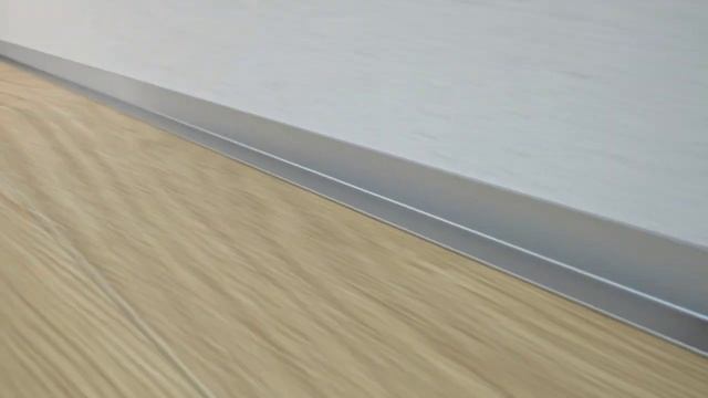 монтаж микро плинтуса