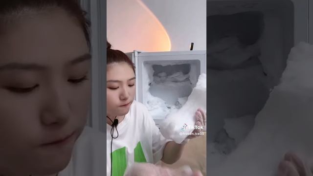 кореянка съедает ком снега со льдом смотреть онлайн