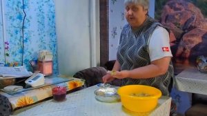 Идеальная деревенская семья вместе приготовили ужин и поужинали за обеденным столом всей семьей