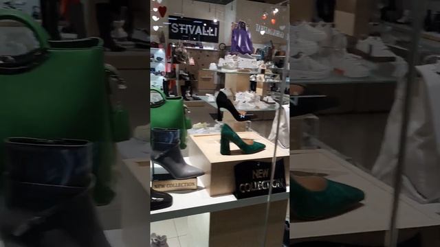 Киев сейчас и сегодня.ТЦ New way.Акции,скидки👌на одежду в магазинах.Kiev Ukraine 18.02.23 смотреть онлайн