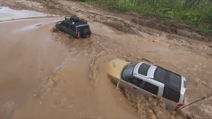 Скоростное трофи на внедорожниках по грязи