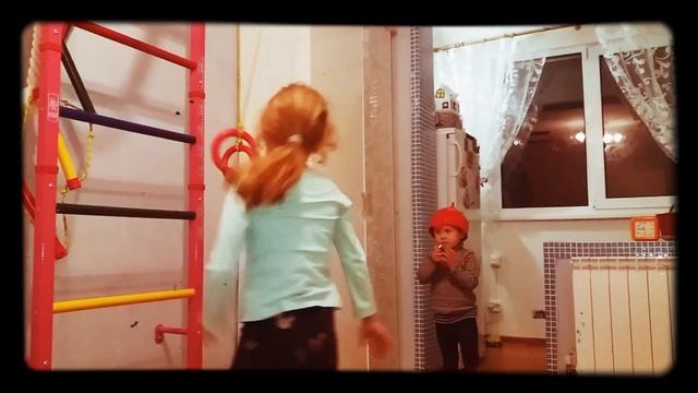 Прасковья показывает свои навыки) Колесо, шпагат, мостик смотреть онлайн