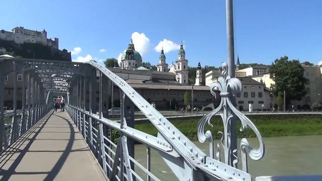 Зальцбург.  Мужчина на шаре и женщина в скале.