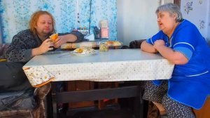 Деревенская семья кушает на кухне и лепит снеговика к новому году ПОДВАЛ ИЛЬИЧА семья доброты