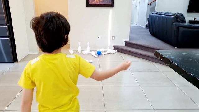Aarav Wants to Play Bowling! Kids Bowling Game Playsets! Indoor Bowling Fun for Kids смотреть онлайн
