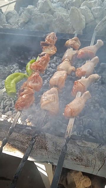Мясо курицы на мангале .Сочный шашлык. смотреть онлайн