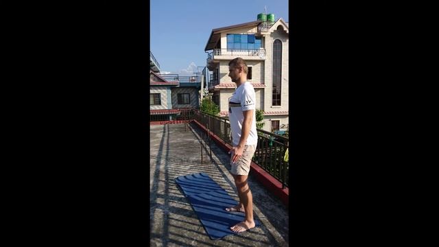 Йога для начинающих - Тадасана - Поза горы , ролик 2 смотреть онлайн