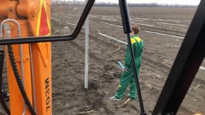 Задавливаем столбики экскаватором. Вид с кабины