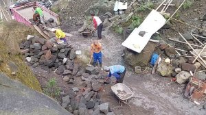 Строительство, шахтёры разбивает камни, загружают грузовик и копают песок