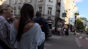 Москва патриаршие пруды .толпы красивых девушек и дорогих машин