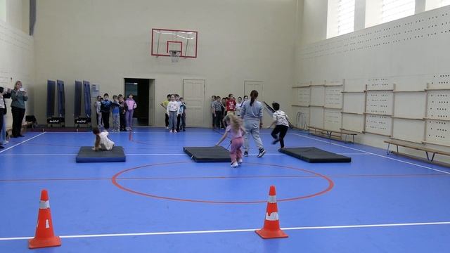 В школе прошла яркая и захватывающая спортивная эстафета для учеников начальных классов. смотреть онлайн