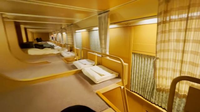 10-часовая поездка на палубе Ноби-Ноби в японском спальном поезде Sunrise Express