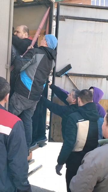 Погрузка 40-го гуманитарного рейса смотреть онлайн