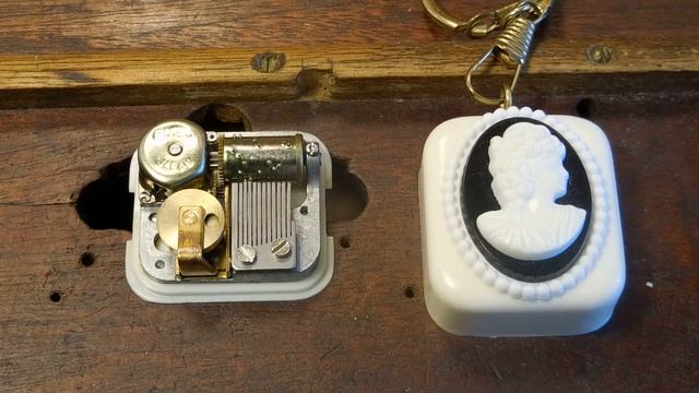 VINTAGE FUJI MUSIC BOX KEYCHAIN BLACK CAMEO "LARA'S THEME" смотреть онлайн