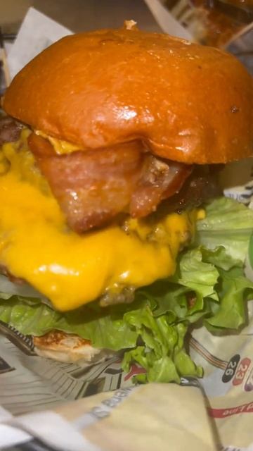 Wahlburgers DELICIOUS 🤤 CHILLI CHEESE 🧀 FRIES 😋 смотреть онлайн
