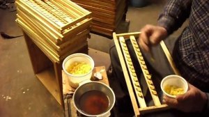 Крепим восковые мисочки