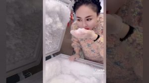 пушистый снег и лёд ест девушка в своей морозилке !