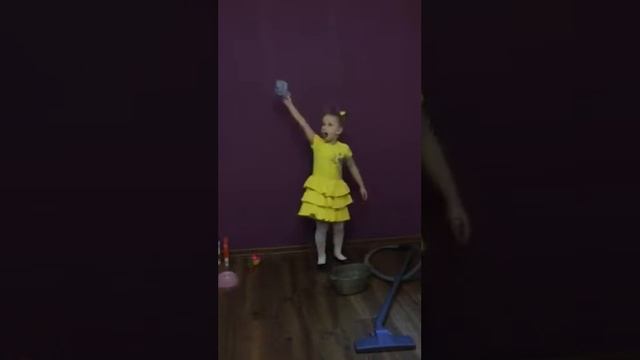 #страначитающая.Я уборку начинаю, разбегайтесь кто куда..... Полина Антонова смотреть онлайн