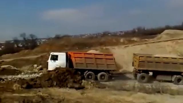 Груженный самосвал МАЗ 5516 с прицепом работает в карьере! смотреть онлайн