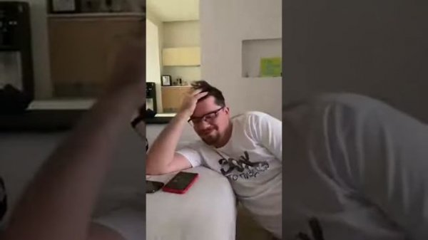 Гарик Харламов троллит телефонных мошенников