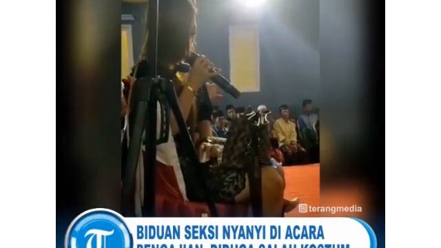Viral Biduan Seksi Nyanyi di Acara Pengajian, Diduga Salah Kostum смотреть онлайн