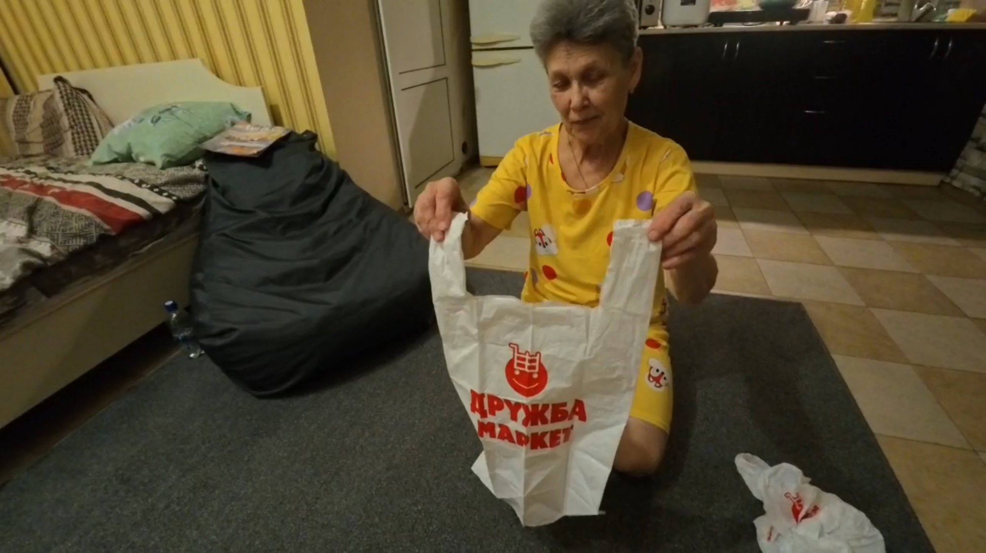 Как сложить пакет майка чтобы не занимал много места в сумке, кармане 🛍️ полезные видео для дома смотреть онлайн