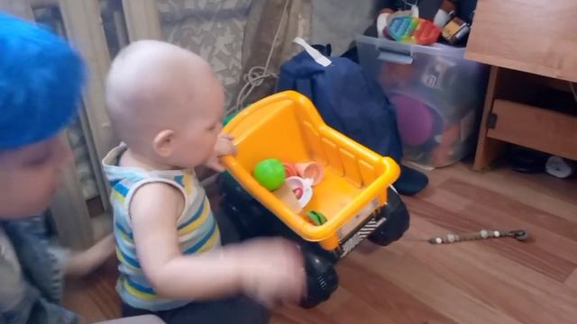 Брат Нино издевается над Маринетт и Адрианом! смотреть онлайн