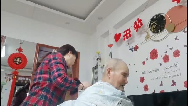 二月二龙抬头大囤满小囤流，老爸看着镜头里的自己说这老头真精神 смотреть онлайн