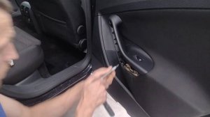 Снятие обшивки задней правой двери на Фольксваген Пассат Б6