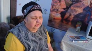 Купила на пенсию мама продукты Сын кормит хозяйство Поставили елку на празднование нового года