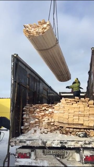 Пиломатериалы (доска, брус) приехали на строительную базу смотреть онлайн