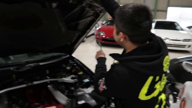 A SECRET WAREHOUSE FULL OF GTR SKYLINES & OTHER ILLEGAL IMPORTS! смотреть онлайн