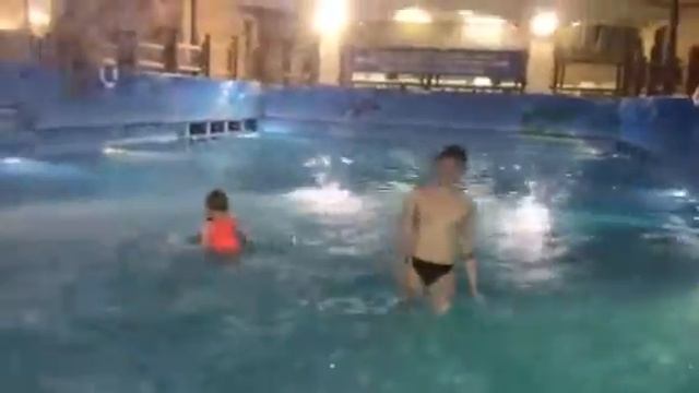 Дождь в аквапарке-Ривьера смотреть онлайн