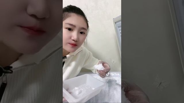 кореянка съедает огромный ком снега из морозилки! смотреть онлайн