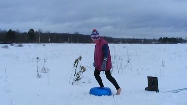 Стоять на шаре?Можно босикомFreeze on the balloon?Can barefoot смотреть онлайн