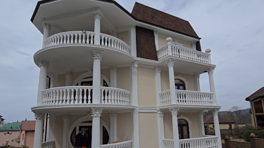 Большой дом в Сочи, с лифтом и бассейном смотреть онлайн