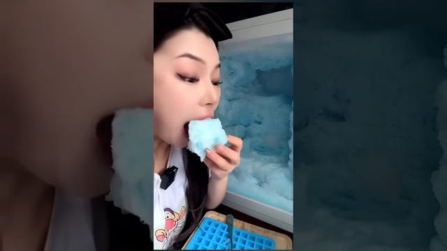 поедание замороженного снега из морозилки смотреть онлайн