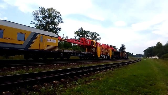 Хозяйственный поезд под тепловозом 2ТЭ116-1299 отправляется со станции Любница смотреть онлайн