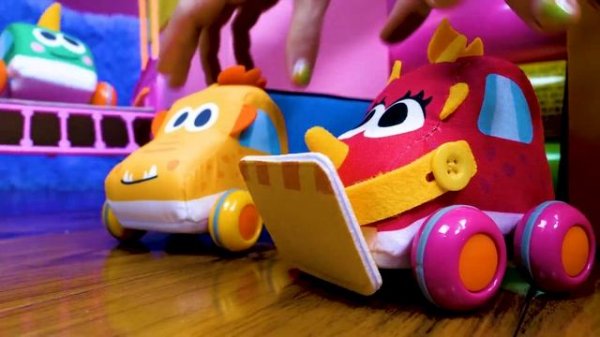 Машинки Мокас поют — Детские песенки для самых маленьких и видео для детей