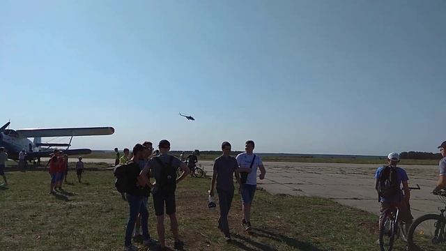 Ми-8 демонстрационный полёт, аеродром широкое, музика та небо смотреть онлайн
