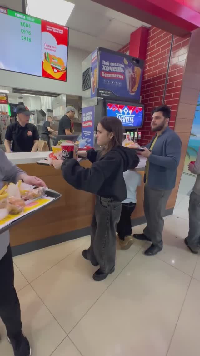 BK or KFC❓#burgerking #kfc #mashadark #trend смотреть онлайн